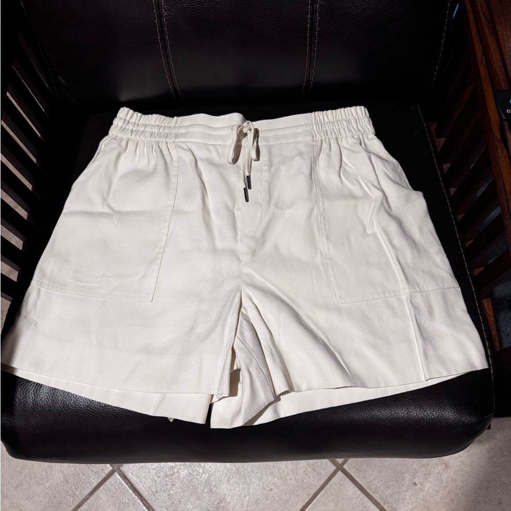 Vera Wang Cream Elastic Waist Shorts size Med